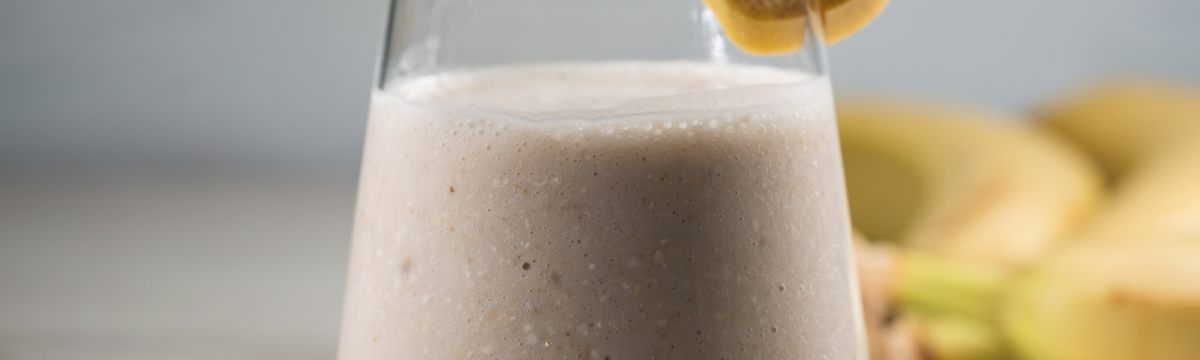 Smoothie cu ovaz, banana si lapte de migdale