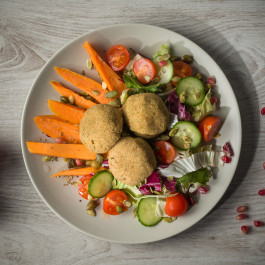 Chiftelute de naut cu cartofi dulci si mini salata