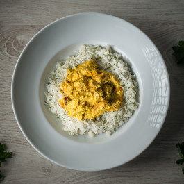 Curry de pui cu lapte de cocos, ghimbir si orez