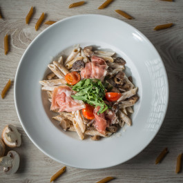 Penne integrale cu ciuperci de padure si prosciutto