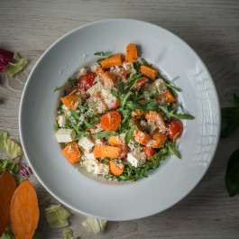 Salata cu cartofi dulci si branza feta