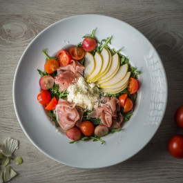 Salata cu prosciutto, gorgonzola, pere, rosii cherry si boabe de struguri