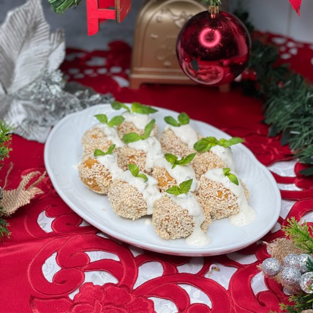 Chiftelute de naut cu legume si sos tzatziki vegan