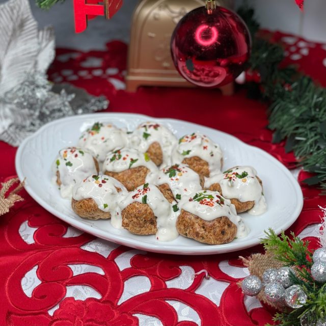 Chiftelute de pui cu ierburi aromatizate si sos tzatziki