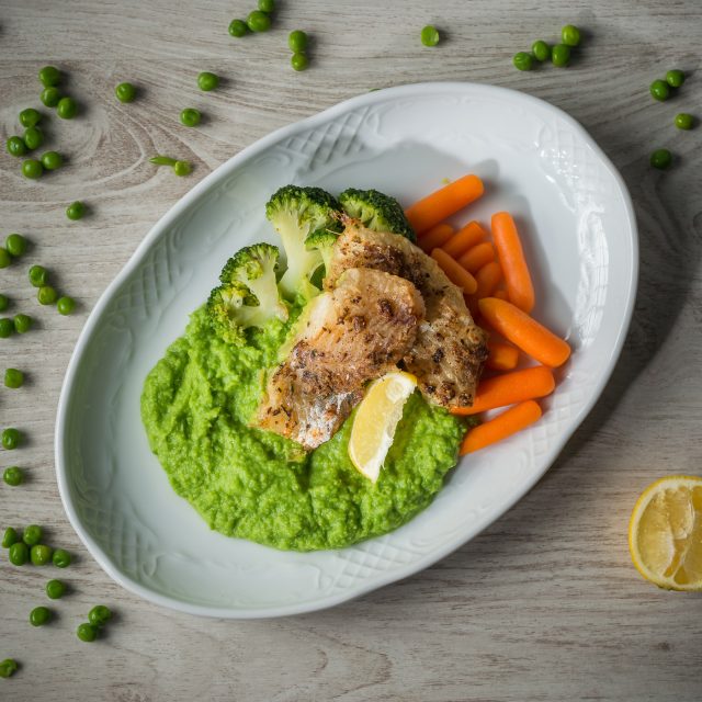 File de salau cu piure de mazare, broccoli si morcovi baby