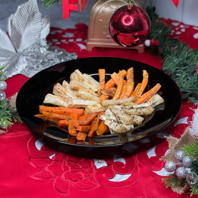 Legume aromatizate la cuptor (cartofi albi, cartofi dulci, morcovi, telina, pestarnac)