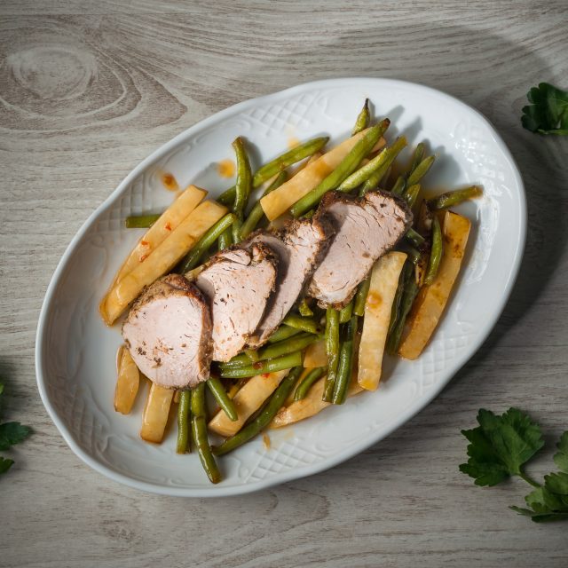 Muschiulet de porc cu fasole verde ,telina  si sos dulce-acrisor