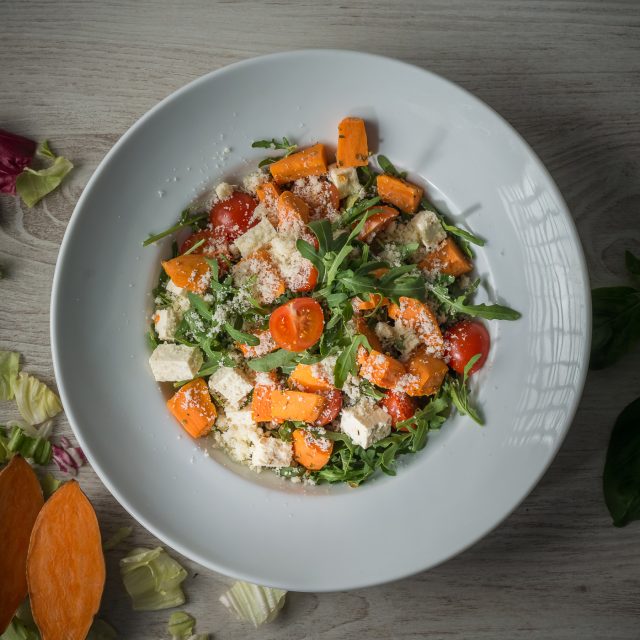 Salata cu cartofi dulci si branza feta