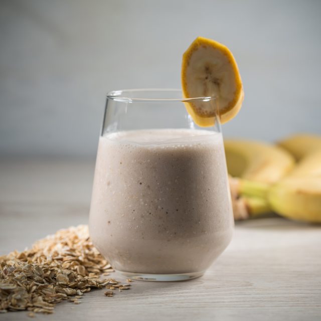 Smoothie cu ovaz, banana si lapte de migdale