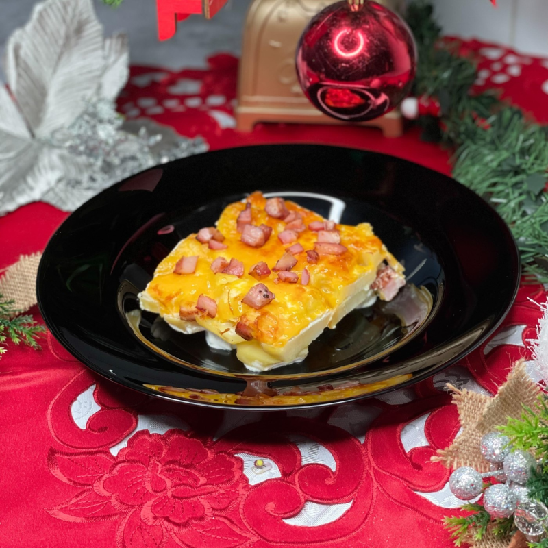 Cartofi la cuptor cu bacon, branza chedar si smantana