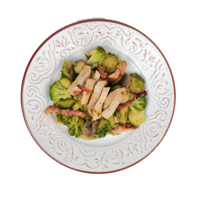 Fasii de cotlet de porc cu bacon varza de bruxelles, ciuperci, broccoli si sos de vin rosu 250g