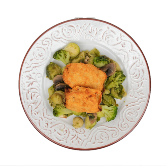 File de cod cu mix de salata, rucola, ridichi, rosii, castraveti, capere si sos de smantana 350g/500g