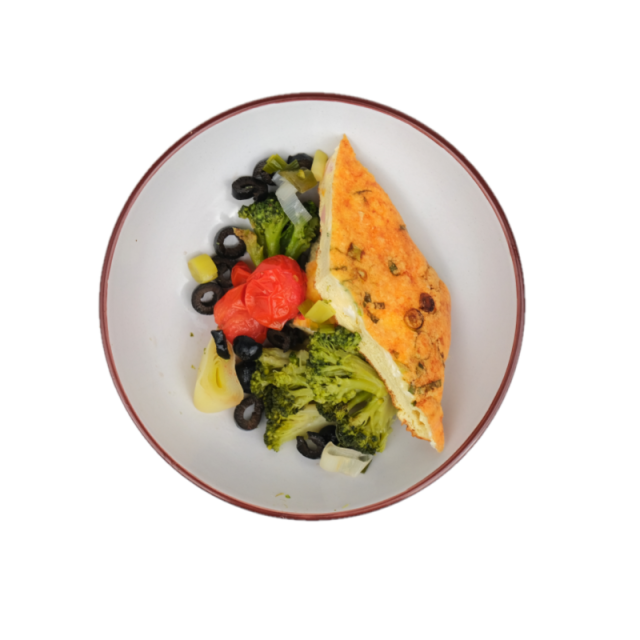 Fritata cu muschi file, branza telemea si ceapa verde, cu broccoli, praz, rosii cherry si masline 200g