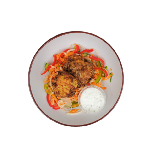 Hashbrown din cartofi razuiti cu ou si salata rainbow cu sos de iaurt 200g