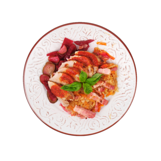 Muschiulet de porc la cuptor cu mancare de varza calita, bacon si salata de sfecla rosie si castraveti murati 350g
