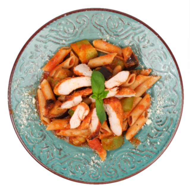 Penne integrale cu piept de pui, sos de roșii, dovlecel, vinete, busuioc si masline 350g