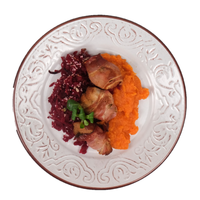 A. Piept de curcan invelit in bacon cu piure de morcovi cu telina si salata de sfecla rosie 350g