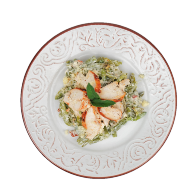 Piept de pui cu sote de fasole verde, branza feta, rosii uscate si baby spanac 350g
