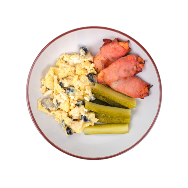 C. Piept de pui invelit in bacon cu papara cu branza feta si masline 350g
