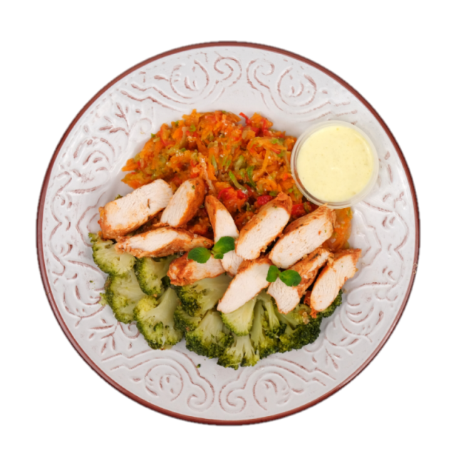 B. Piept de pui marinat cu tocanita de ardei, ceapa, morcovi si broccoli 350g