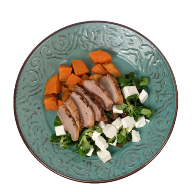 Piept de rata cu sos de afine, cartofi dulci, salata de valeriana, stafide si branza telemea 350g