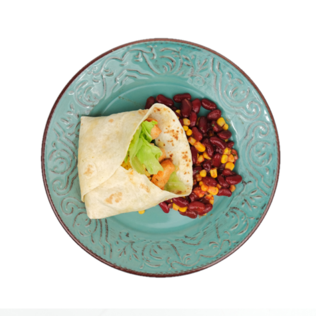 Quesadilla cu piept de pui, cascaval si baby spanac, cu salsa de rosii, fasole rosie si porumb 350