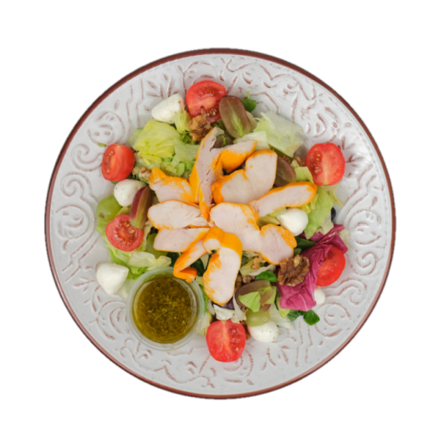 Salata cu piept de pui afumat, mozzarela, rosii cherry, nuci intregi, struguri si sos pesto cu ulei de masline 250g