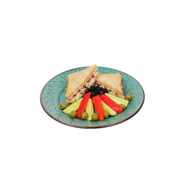 Sandwich cu piept de pui, tofu, ardei si mix de masline cu castraveti 200g