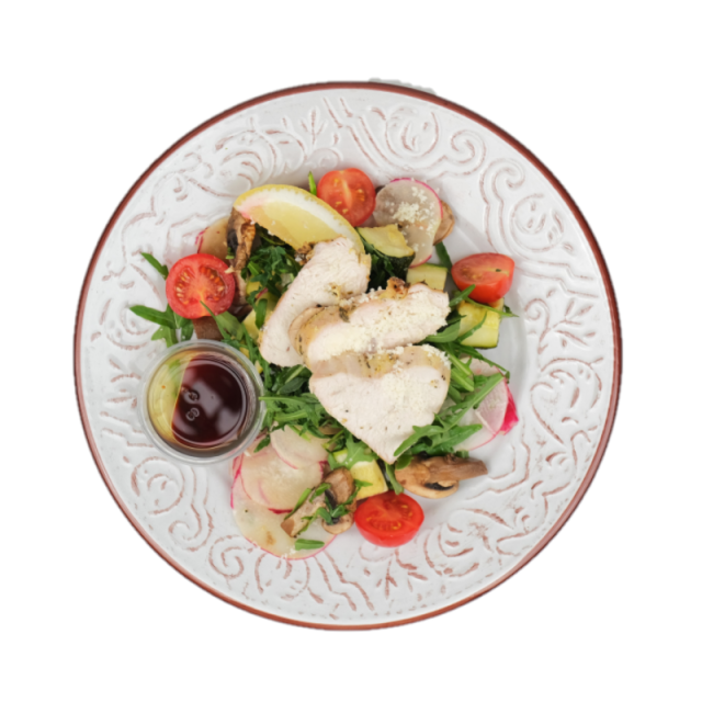 Tagliata de pui cu salata de rucola, grana, ciuperci, zuchini, ridichi, rosii cherry si sos de otet balsamic 250g