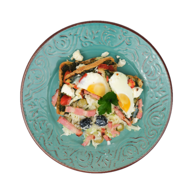 Tartina de paine la cuptor cu ou, bacon, spanac, rosii, branza feta si salata coleslaw cu mix de masline 350g