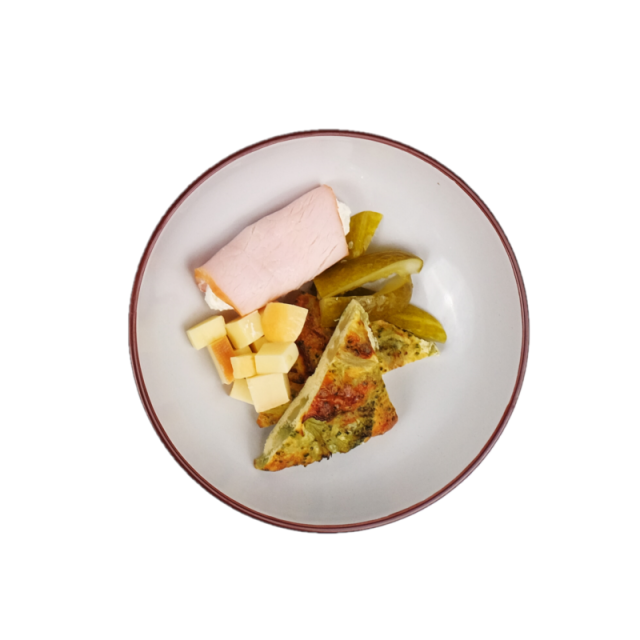 fritata cu broccoli, cu cascaval afumat, muschi file cu crema de branza cu castraveciori 300g