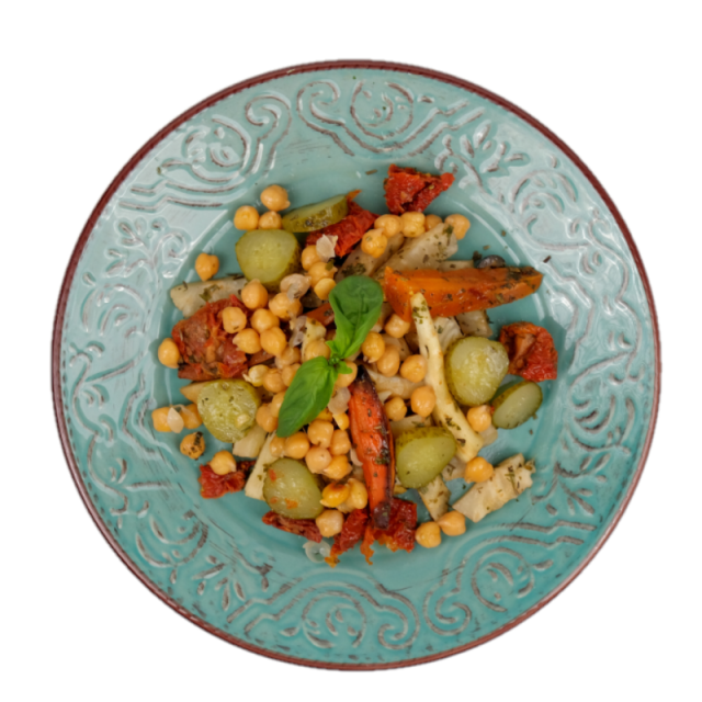 Salata de legume aromatizate la cuptor cu rosii uscate, castraveti murati, boabe de naut, masline verzi si sos de busuioc cu ulei de masline 350g