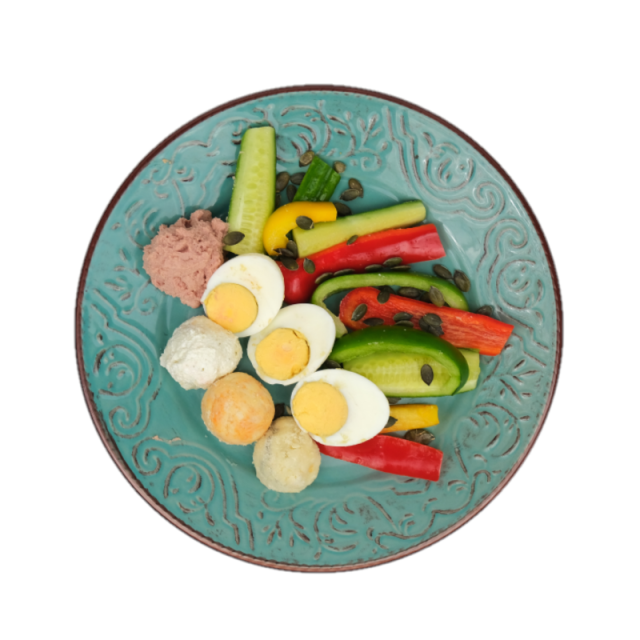 Trio din crema de branzeturi cu tartina din paine integrala si ou fiert, ardei multicolor, castraveti si seminte de dovleac 200g/300g/400g